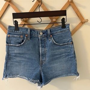 Levi’s Like New Ribcage Jean Shorts